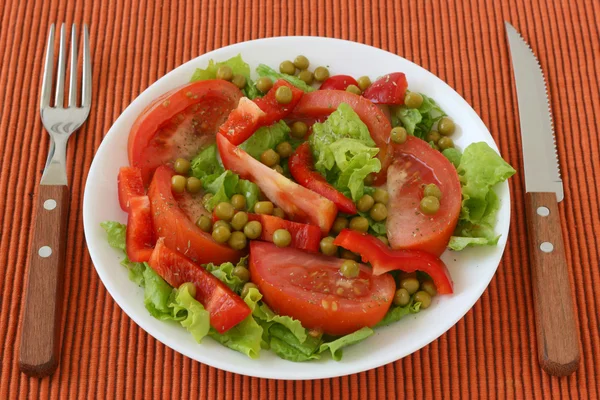Salat mit Erbsen — Stockfoto