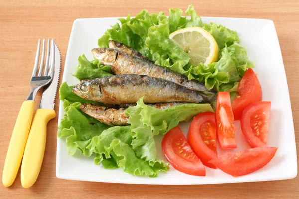 Fried sardines with salad — Stock Photo, Image