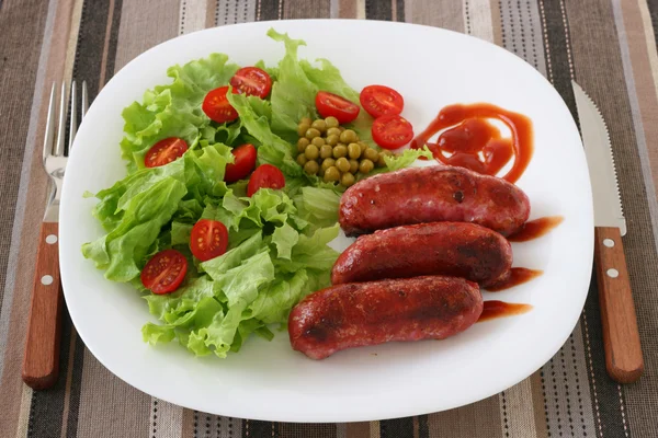 Kızarmış sosis salata ile — Stok fotoğraf