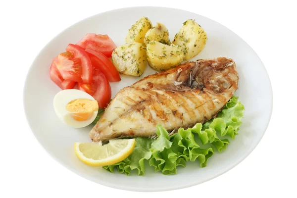 Smażona ryba, ziemniaki i sałatka — Zdjęcie stockowe