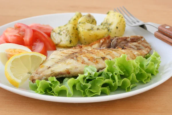 Smażona ryba, ziemniaki i sałatka — Zdjęcie stockowe