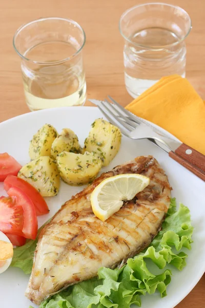 Gebratener Fisch mit Kartoffeln und Salat — Stockfoto