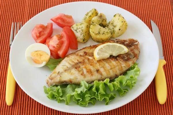 Pesce fritto con patate e insalata — Foto Stock