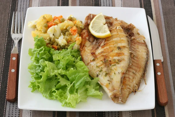 Τηγανητό ψάρι με σαλάτα — Φωτογραφία Αρχείου