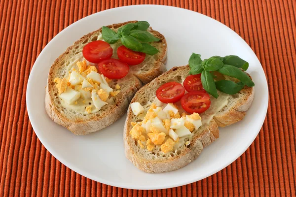 Toast mit geschnittenen Eiern und Tomaten — Stockfoto