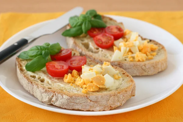 Toast with cut egg and tomato — Stock Photo, Image