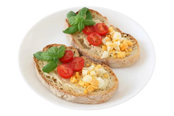 Tostadas con huevo cortado y tomate —  Fotos de Stock