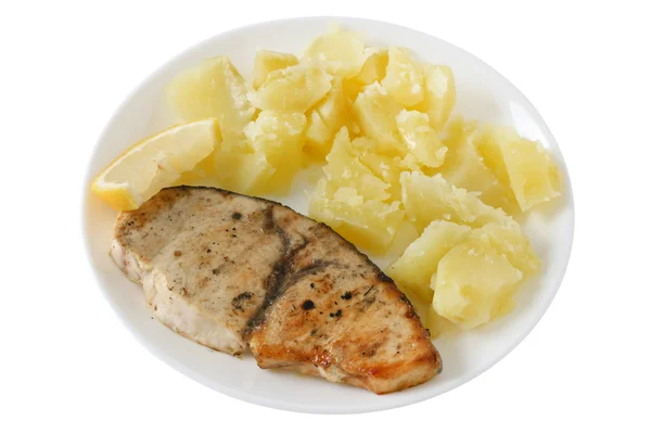 Жареная рыба с картошкой и лимоном — стоковое фото