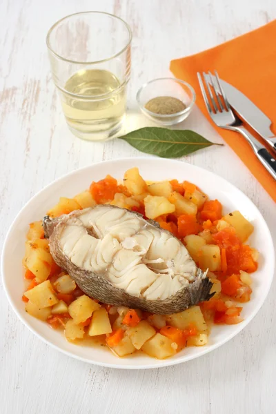 Gotowane ryby i warzywa z kieliszek wina — Zdjęcie stockowe