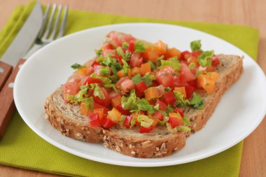 kesilmiş sebzeler ile tost