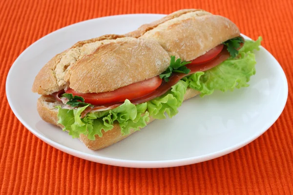 Smörgås med skinka och tomat — Stockfoto