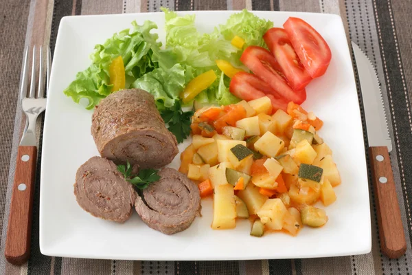 Fleischbrötchen mit Salat — Stockfoto