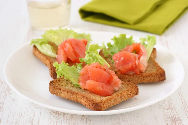 Toasts with salted salmon — Stock Photo, Image