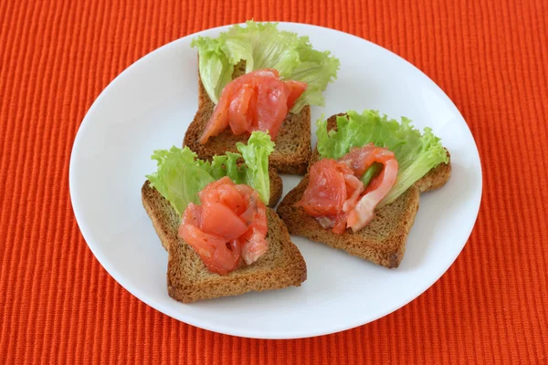 Tostadas con salmón salado — Foto de Stock