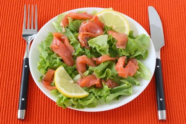Salat mit gesalzenem Lachs — Stockfoto