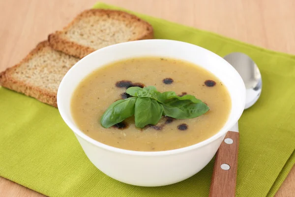 Sup sayuran dengan kemangi dalam mangkuk — Stok Foto