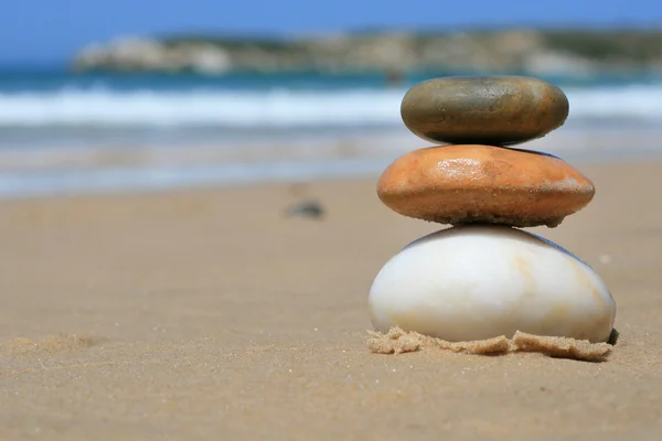 Pierres équilibrées sur la plage — Photo