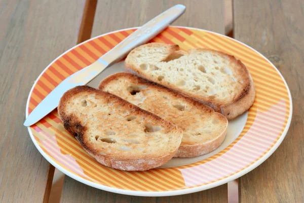 Toasts auf dem Teller — Stockfoto