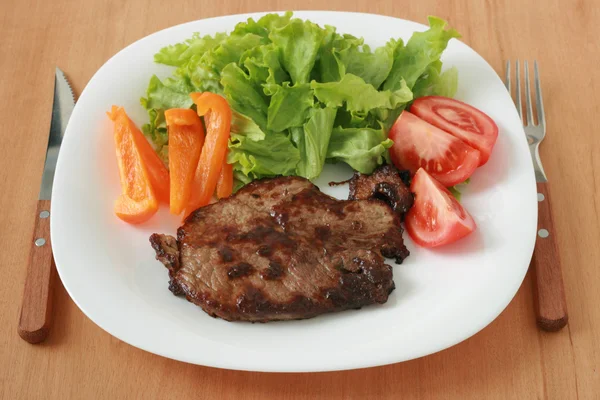 Smażone wołowiny z sałatką — Zdjęcie stockowe