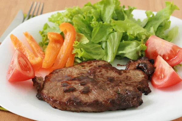 Τηγανισμένο βόειο κρέας με σαλάτα — Φωτογραφία Αρχείου