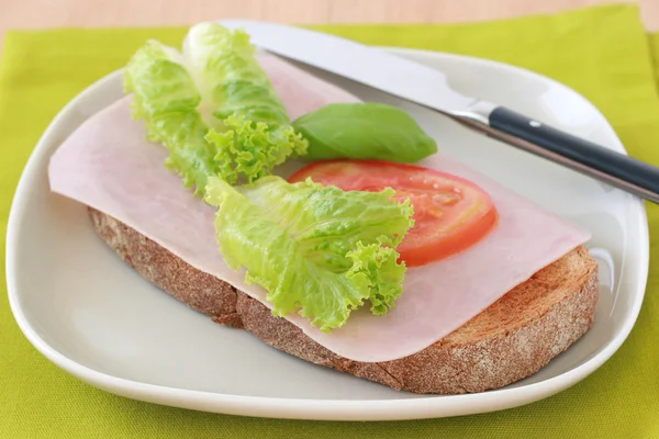 Bread with ham, lettuce and tomato — Stock Photo, Image