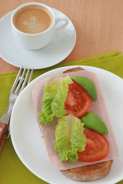 Brot mit Schinken, Salat und Tomaten — Stockfoto
