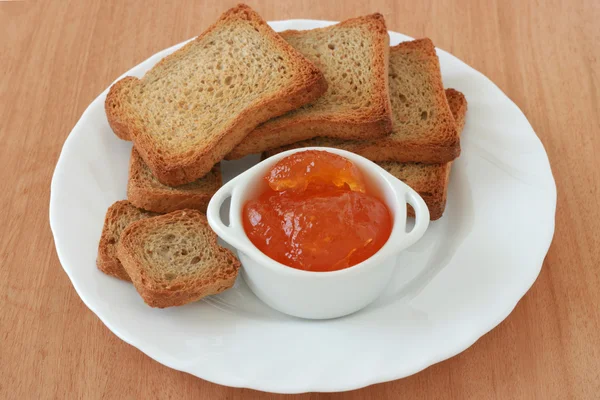 Rostat bröd med aprikos sylt — Stockfoto