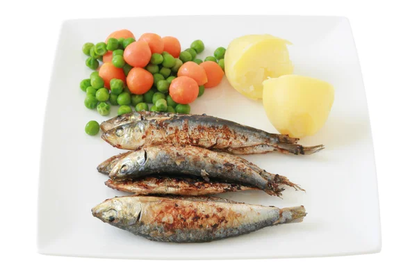 Smažené sardinky s vařenou zeleninou — Stock fotografie