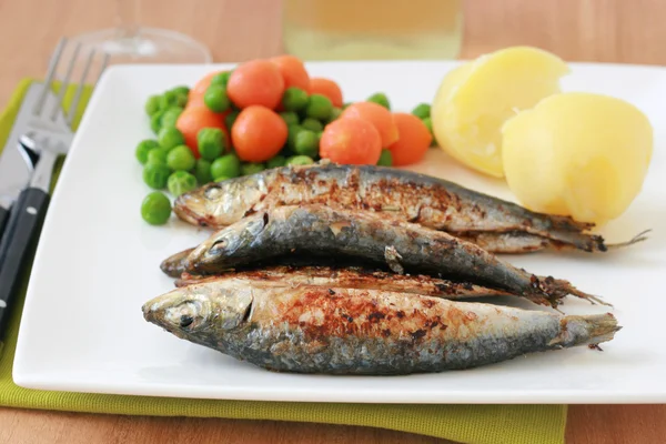 Fried sardines with boiled vegetables — Stock Photo, Image