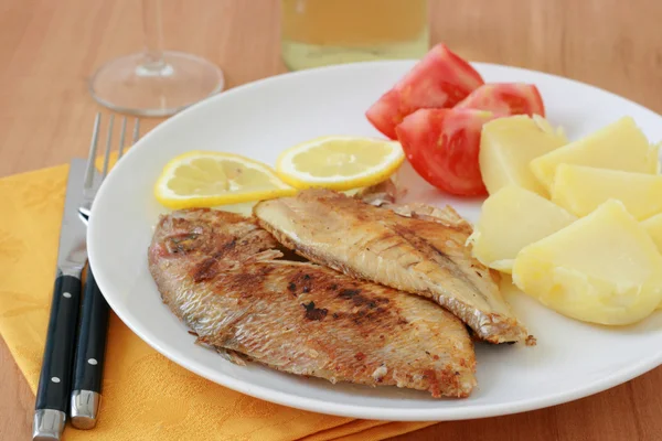 Fried fish with mashed potato — Stockfoto