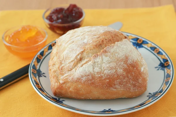 Хлеб на тарелке — стоковое фото