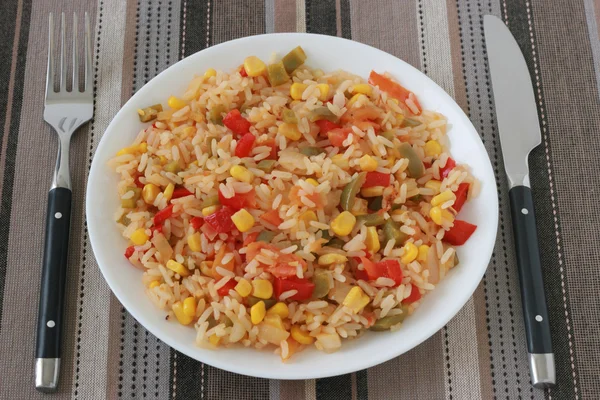 Ryż z warzywami na talerzu — Zdjęcie stockowe