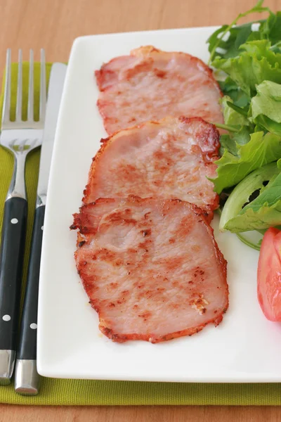 샐러드와 튀긴된 돼지고기 — 스톡 사진