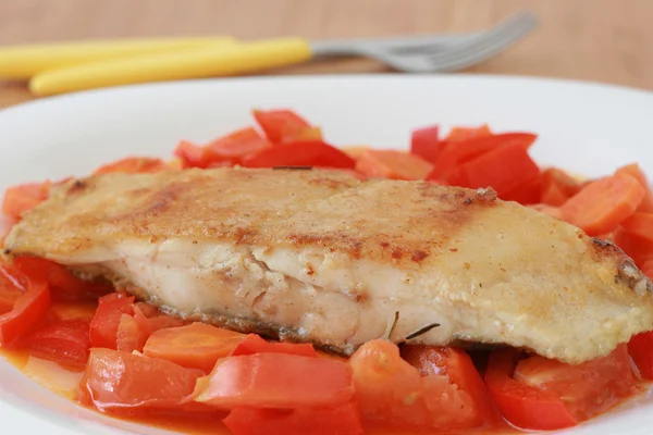 Ikan goreng dengan sayuran — Stok Foto