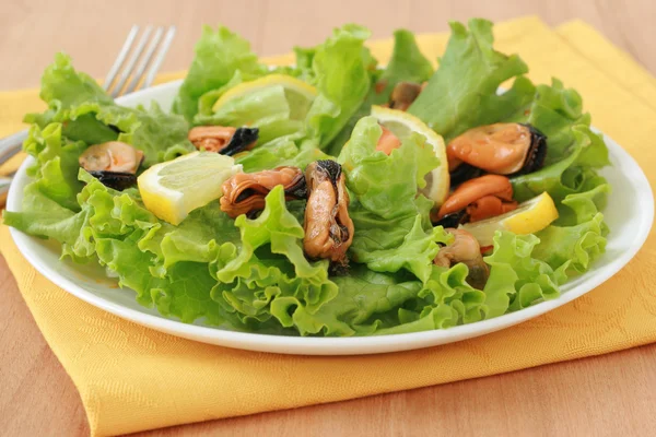 Salad with mussels — Stock Photo, Image