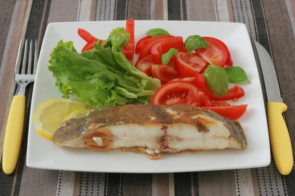 샐러드와 튀긴된 생선 — 스톡 사진