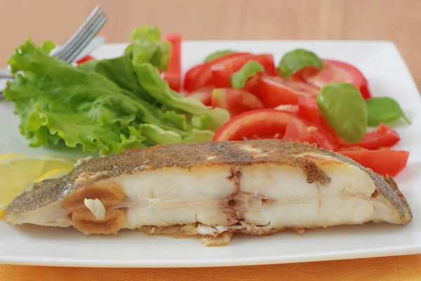 Fried fish with salad — Stock Photo, Image