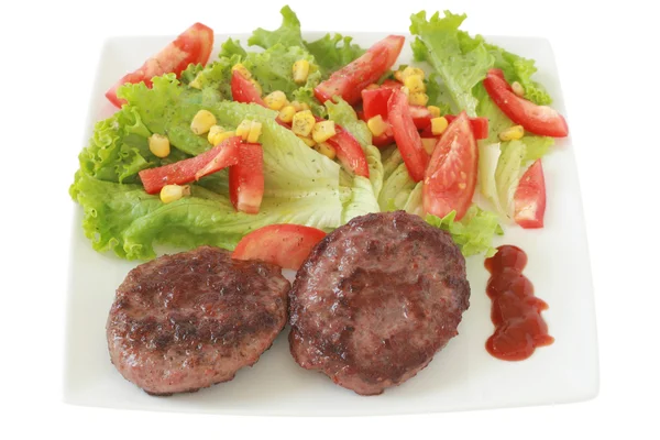Hambúrgueres grelhados com salada — Fotografia de Stock