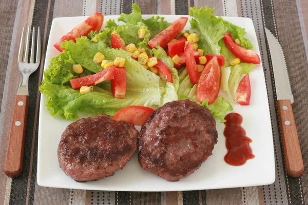 Grilled hamburgers with salad — Stock Photo, Image