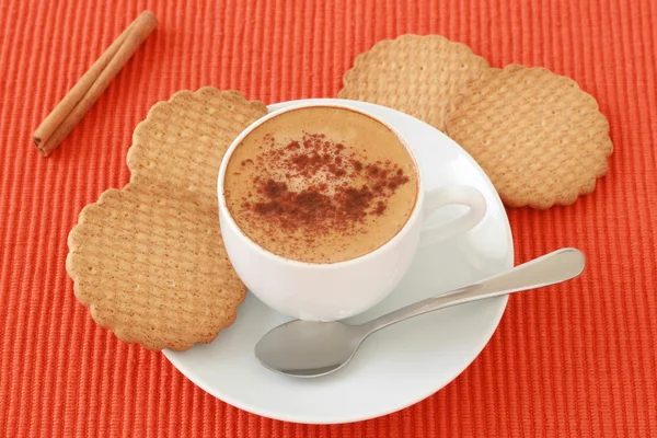 Ένα φλιτζάνι καφέ με μπισκότα. — Φωτογραφία Αρχείου