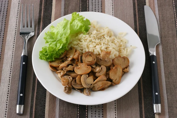 Cogumelos com arroz cozido — Fotografia de Stock