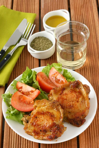 Жареная курица с салатом — стоковое фото