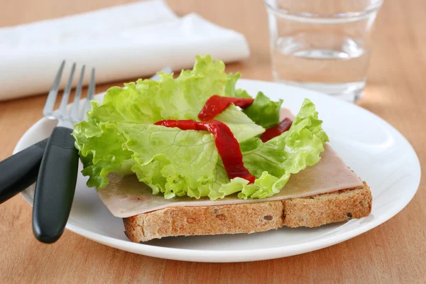 Jambon ve marul tost — Stok fotoğraf