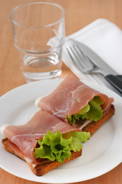 Toast with ham and lettuce — Stock Photo, Image