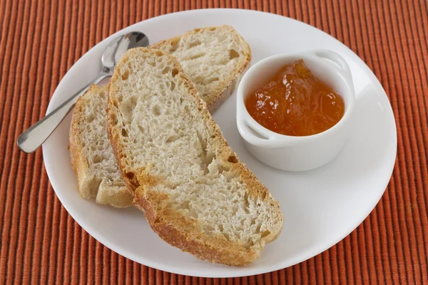 Brot mit Marmelade in Schüssel — Stockfoto