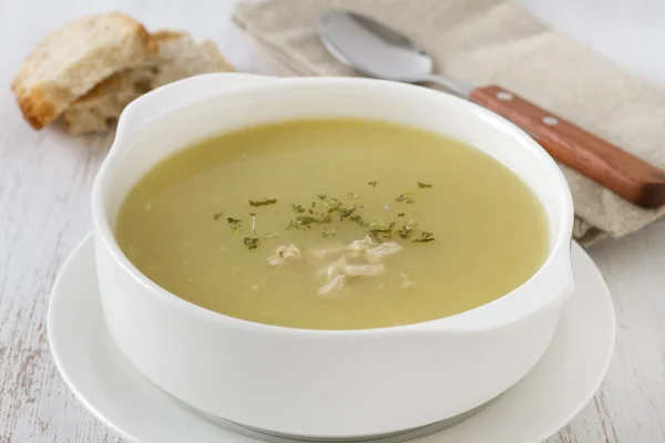 Sup ayam dalam mangkuk putih — Stok Foto