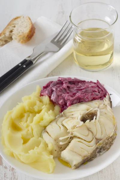Haşlanmış balık püresi patates ve pancar salatası ile — Stok fotoğraf