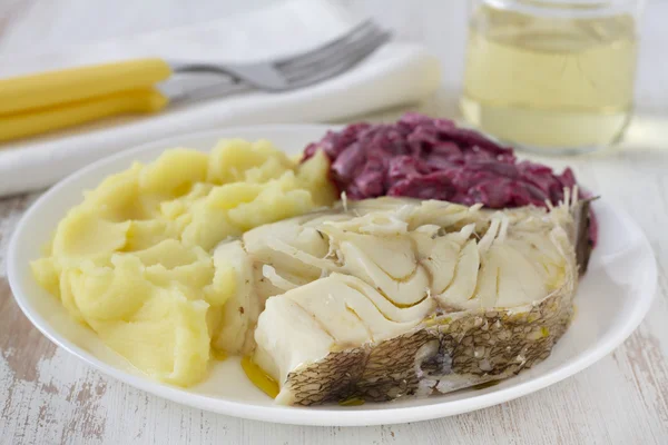 Gekookte vis met geprakte aardappel en bieten salade — Stockfoto