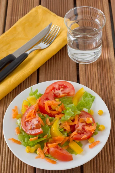 Vegetable salad with glass of water — Stock Photo, Image