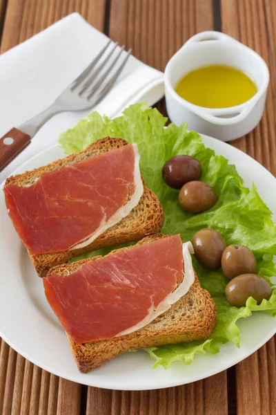 Toasts with prosciutto — Stock Photo, Image